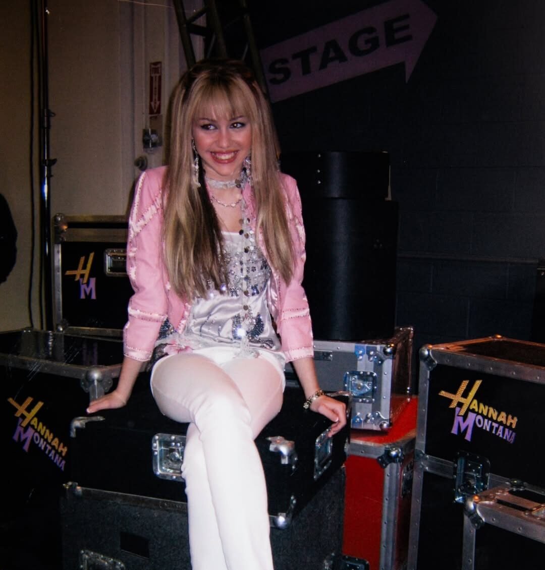 Ela está voltando! Miley Cyrus compartilha bastidores do especial de 20 anos de Hannah Montana